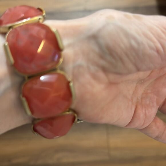 Faceted Agate Carnelian Gold-tone Stretch Bracelet & Clip on Earrings. - Picture 9 of 9